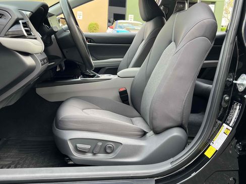 Used 2021 Toyota Camry LE image 38