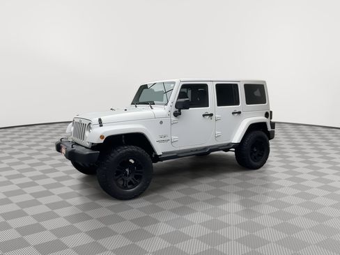 Used 2017 Jeep Wrangler Unlimited Sahara w/ Connectivity Group image 30