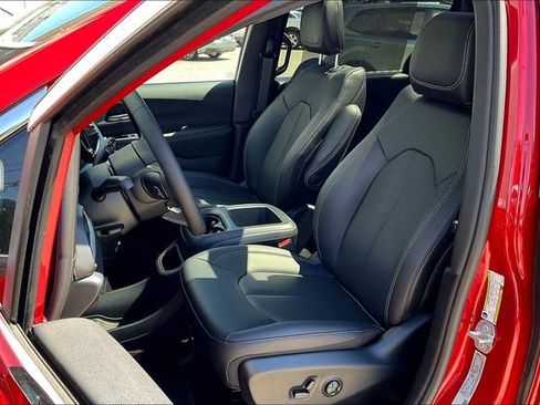 New 2025 Chrysler Pacifica Select image 40