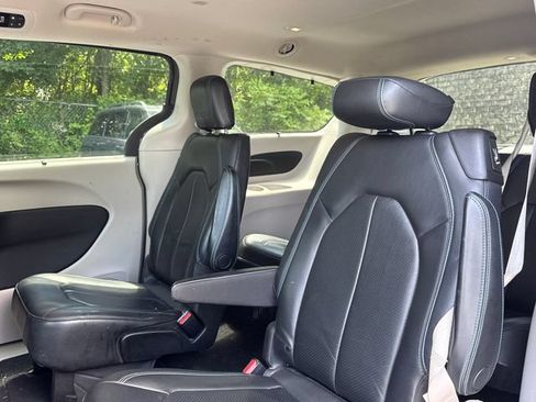 Used 2021 Chrysler Pacifica Touring-L FWD image 11