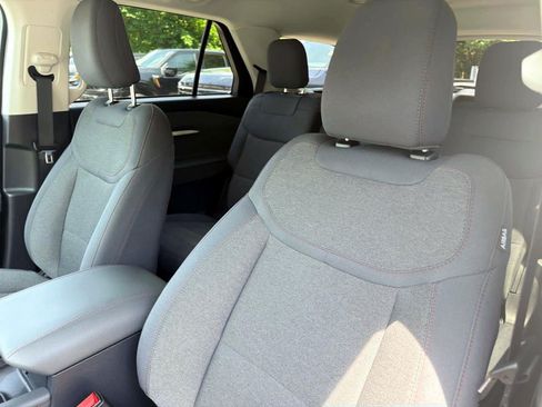 Used 2025 Ford Explorer Active AWD/4WD image 17