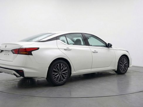 Used 2025 Nissan Altima 2.5 SV FWD image 9