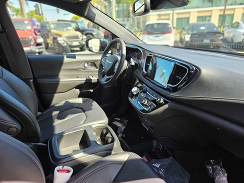 New 2026 Chrysler Pacifica Select image 26