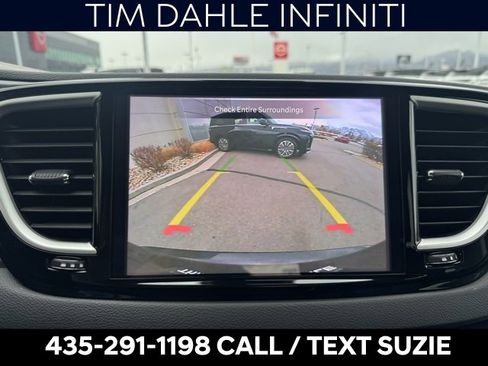 Used 2023 Chrysler Pacifica Touring-L image 11