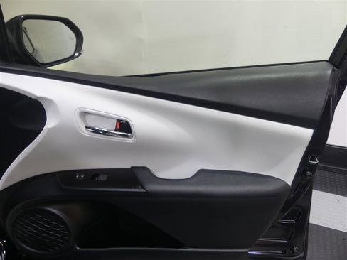 Used 2022 Toyota Prius LE image 19