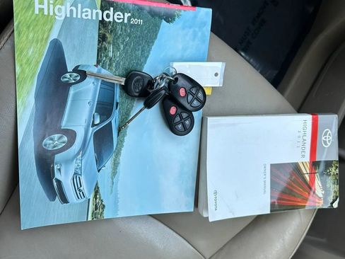 Used 2011 Toyota Highlander SE w/ Tow Pkg image 25