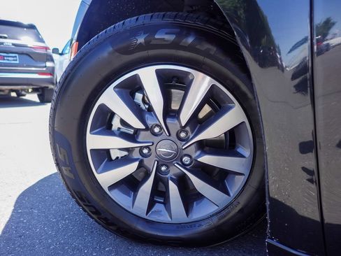 Used 2024 Chrysler Pacifica Limited FWD image 8