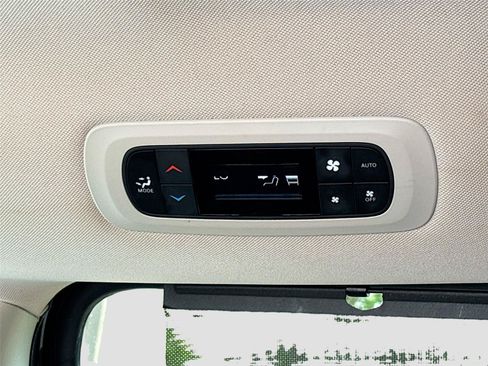 Used 2023 Chrysler Pacifica Touring-L FWD image 25