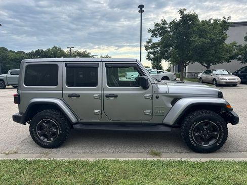 Used 2018 Jeep Wrangler Unlimited Sahara w/ LED Lighting Group AWD/4WD image 4