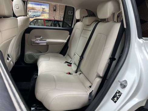 Used 2020 Mercedes-Benz GLB 250 4MATIC w/ Premium Package image 23