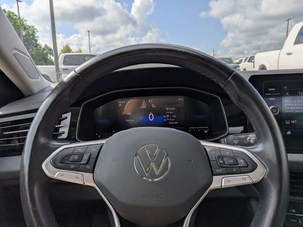 Used 2025 Volkswagen Jetta SE FWD image 21
