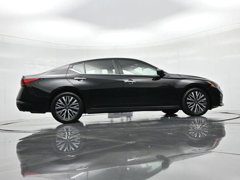 Used 2024 Nissan Altima 2.5 SV FWD image 21