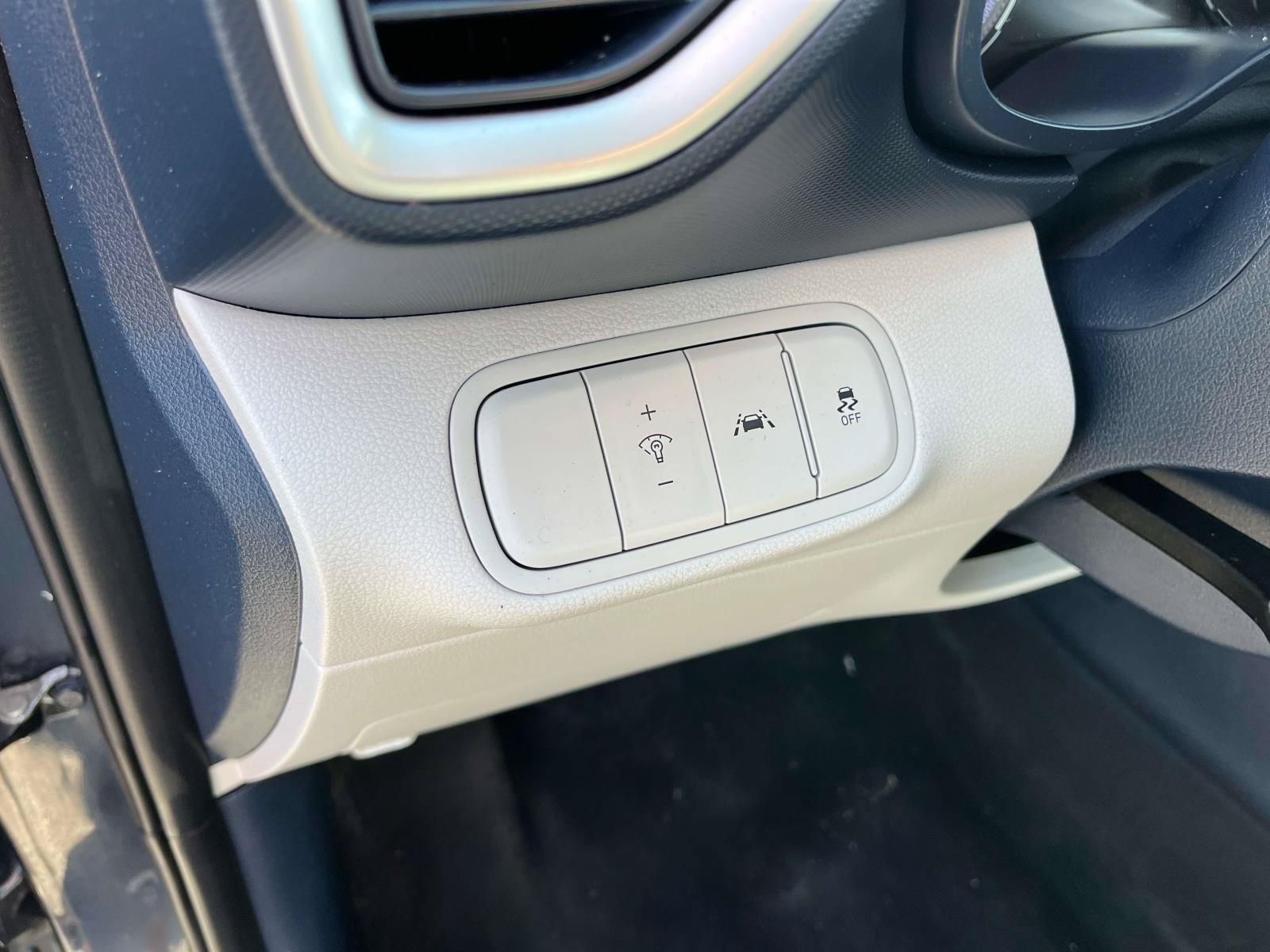 Used 2022 Hyundai Venue Limited FWD image 28
