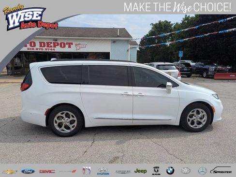Used 2022 Chrysler Pacifica Limited FWD image 2