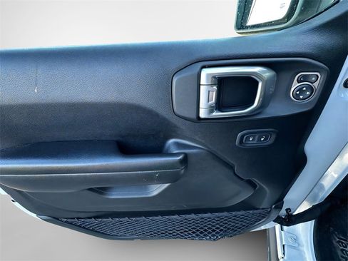 Certified 2021 Jeep Gladiator Willys image 18