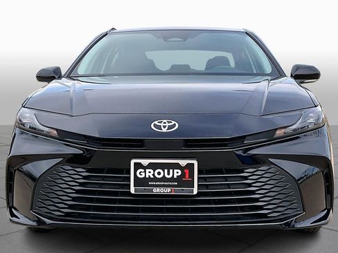 Used 2025 Toyota Camry SE image 3