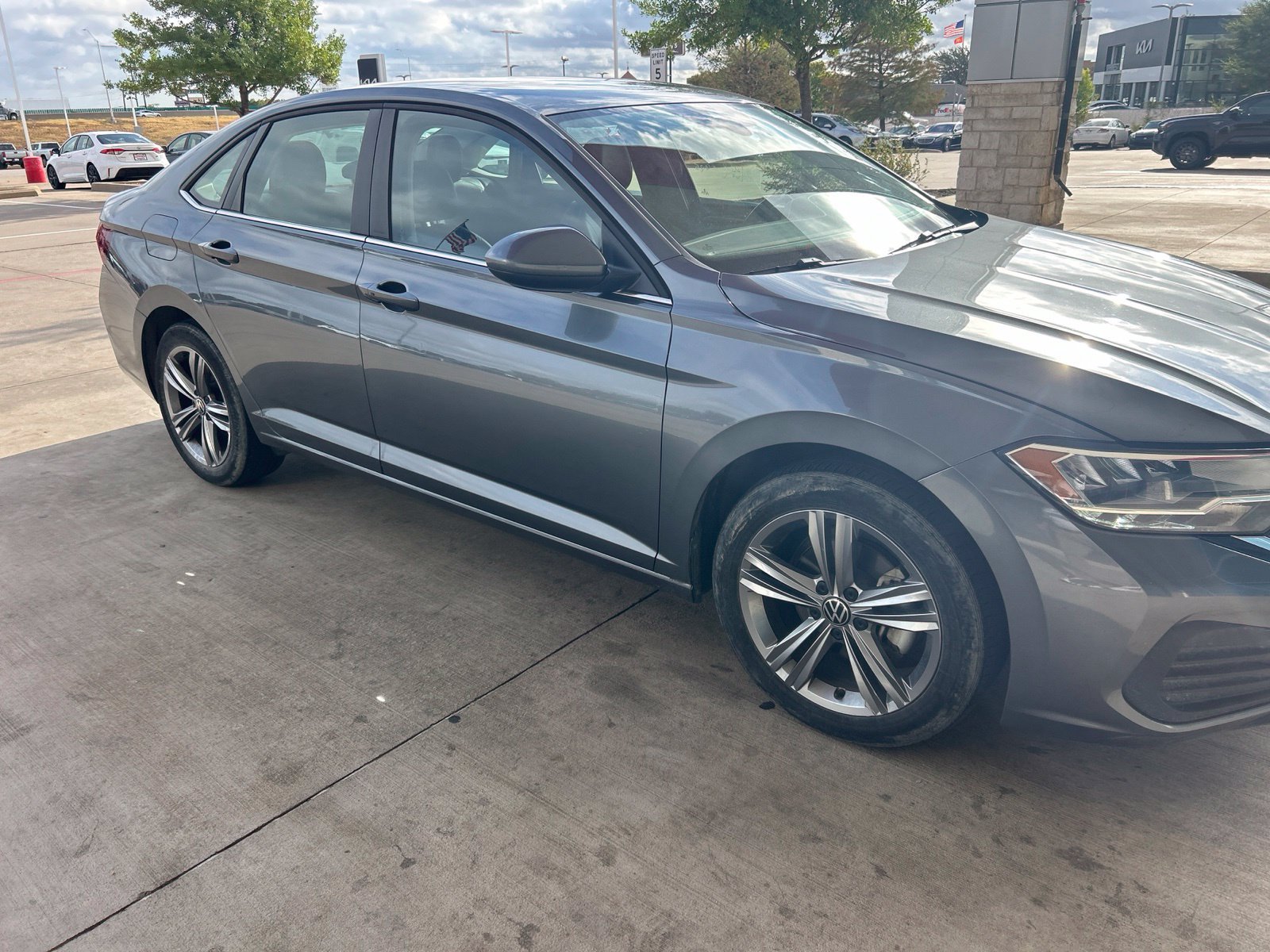 Used 2024 Volkswagen Jetta SE FWD image 4