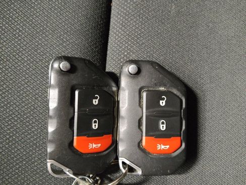 Used 2018 Jeep Wrangler Unlimited Sport S image 32