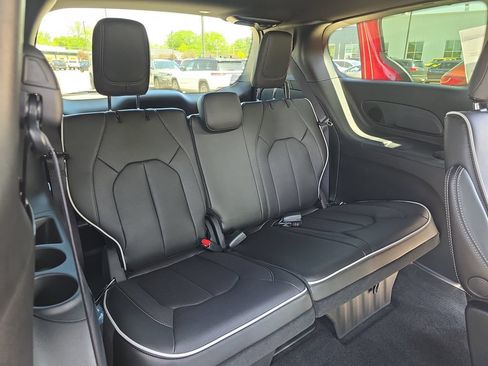 New 2027 Chrysler Pacifica Limited FWD image 12