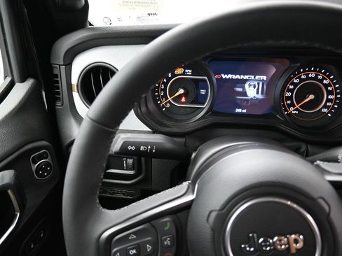 Used 2025 Jeep Wrangler Unlimited Sport AWD/4WD image 18