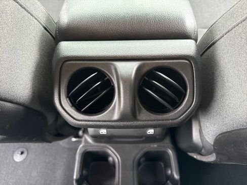 Used 2025 Jeep Wrangler Unlimited Rubicon AWD/4WD image 21