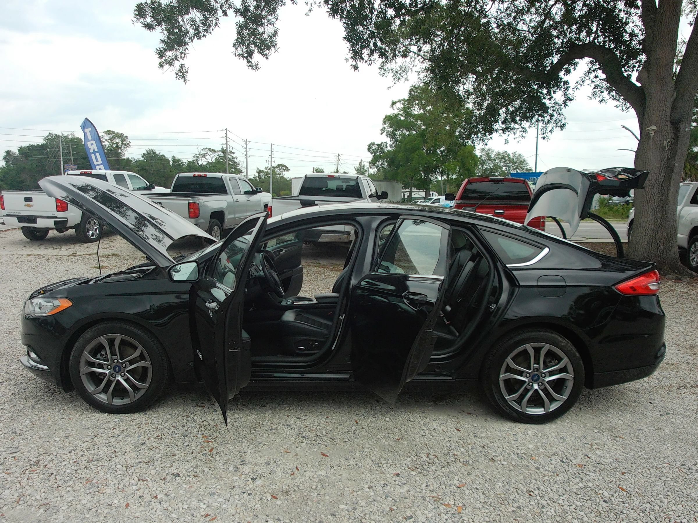 Used 2017 Ford Fusion SE w/ Equipment Group 601A FWD image 9