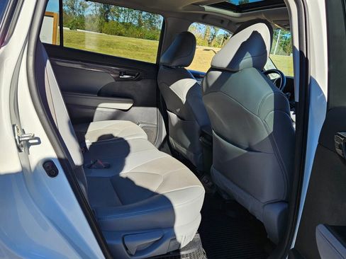 Used 2021 Toyota Highlander Limited image 14