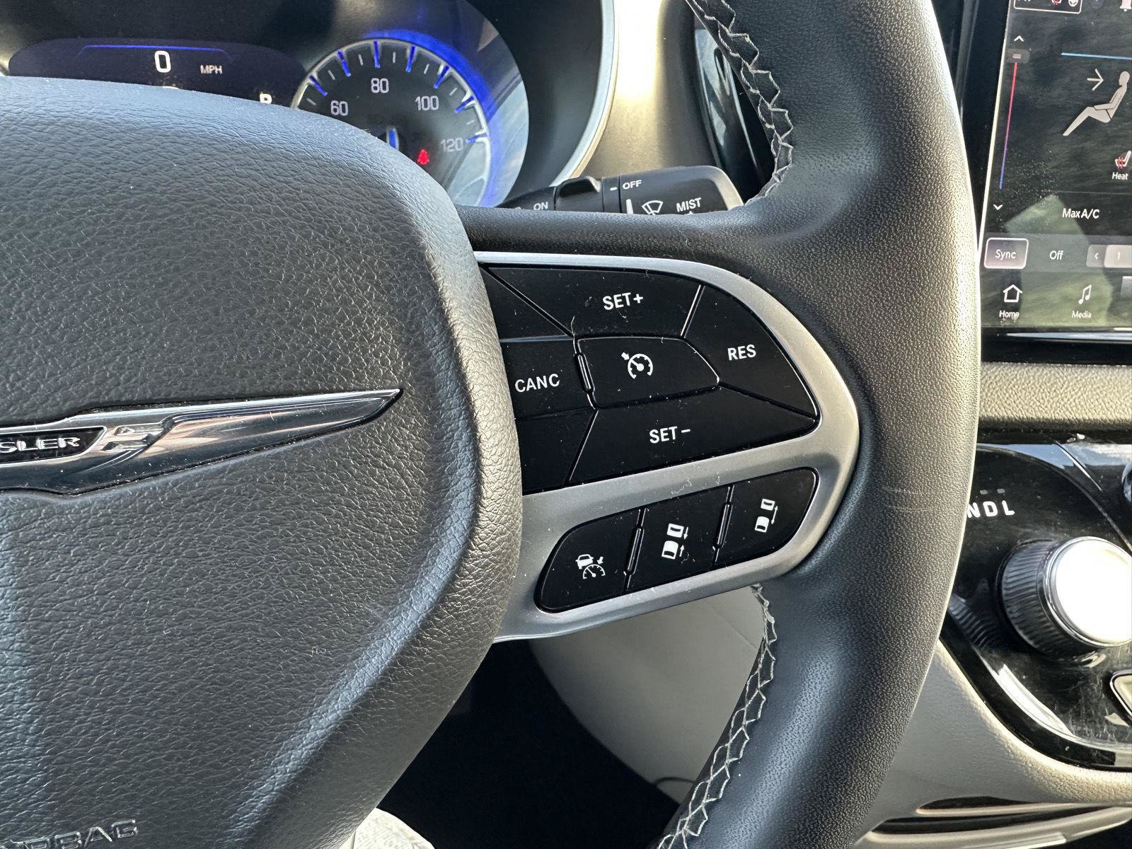Used 2023 Chrysler Pacifica Touring-L FWD image 22