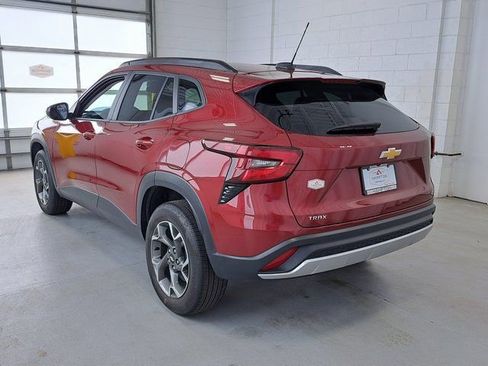 Used 2025 Chevrolet Trax LT FWD image 8