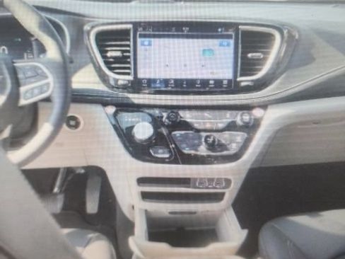 Used 2024 Chrysler Pacifica Limited FWD image 5