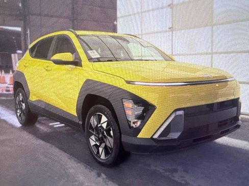 Used 2024 Hyundai Kona SEL AWD/4WD image 3