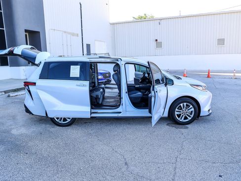 Certified 2023 Toyota Sienna Limited FWD image 11