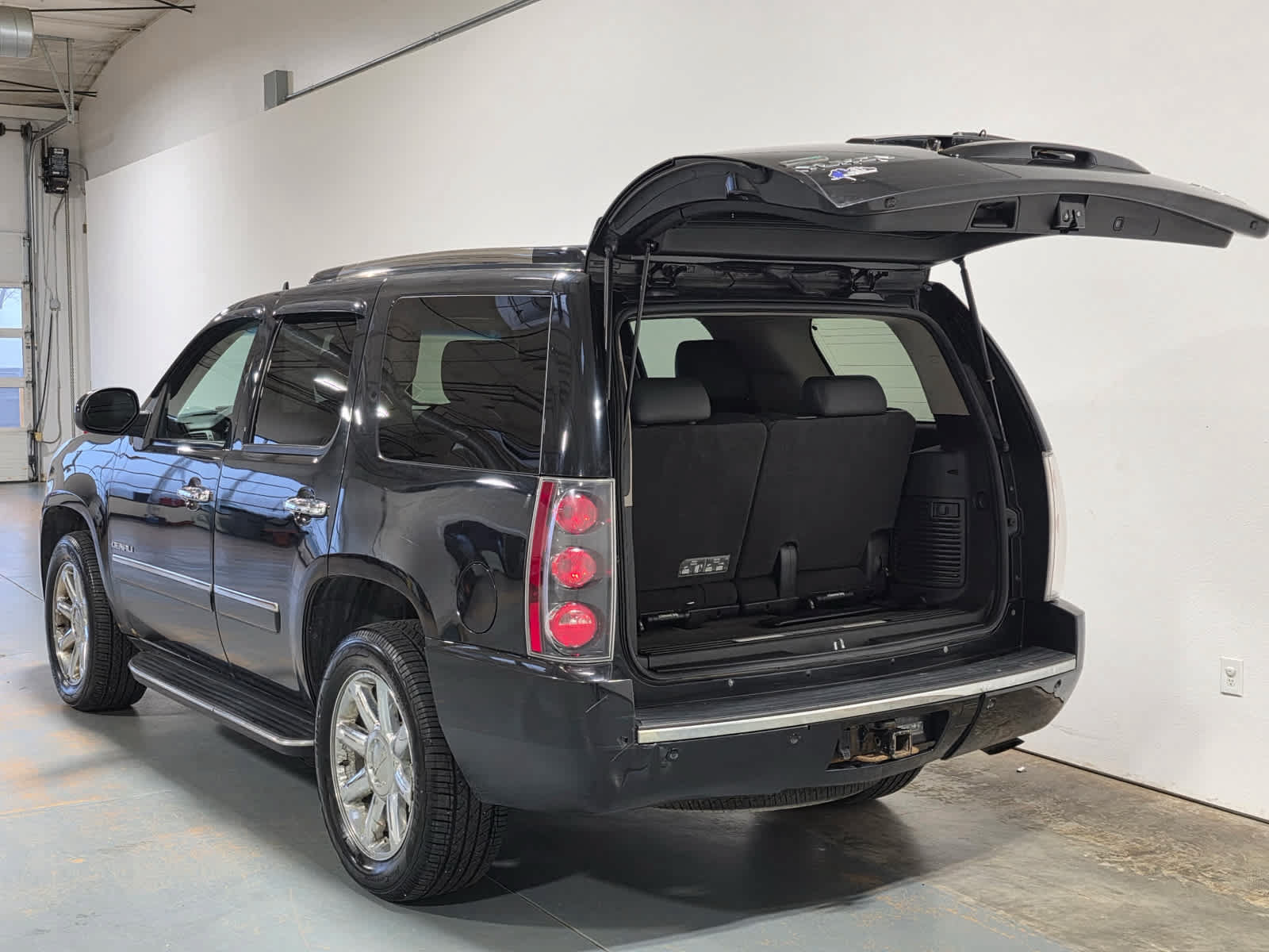 Used 2012 GMC Yukon Denali AWD/4WD image 4