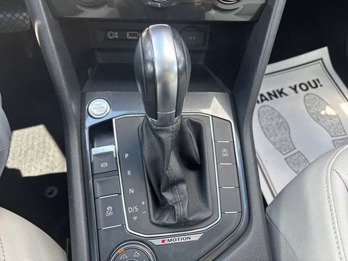Used 2018 Volkswagen Tiguan SEL AWD/4WD image 18