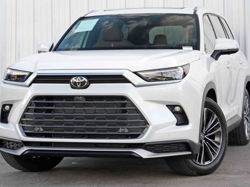 Used 2025 Toyota Grand Highlander AWD Hybrid image 3