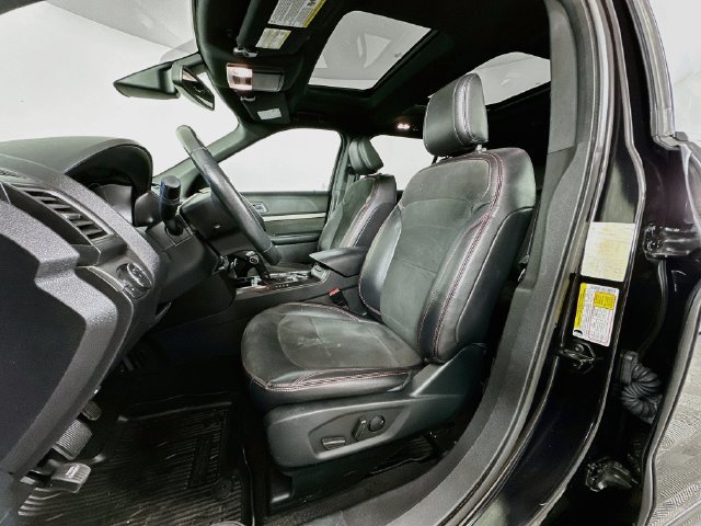 Used 2019 Ford Explorer XLT w/ XLT Sport Appearance Package AWD/4WD image 4