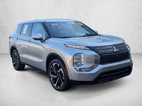 Used 2024 Mitsubishi Outlander SE image 3