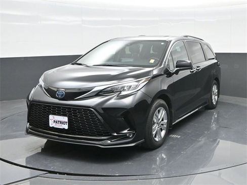 Used 2022 Toyota Sienna XSE image 8