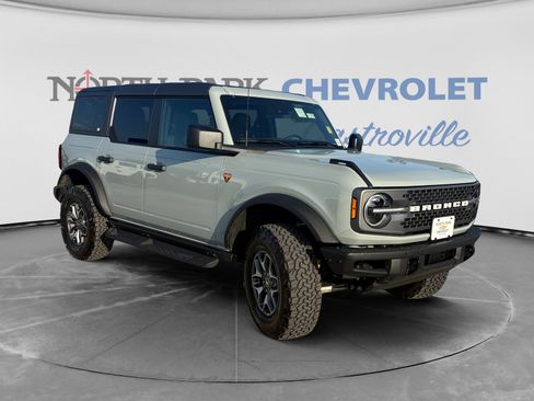 Used 2024 Ford Bronco Badlands AWD/4WD image 3