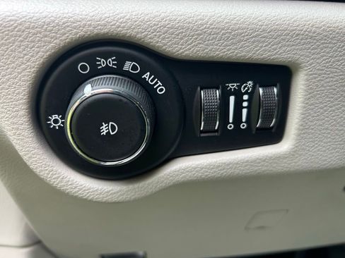 Used 2019 Chrysler Pacifica Touring-L w/ Tire & Wheel Group FWD image 16