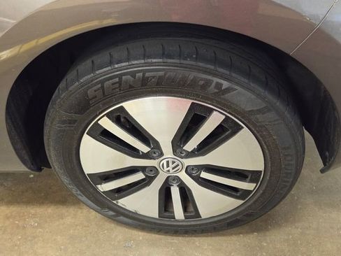 Used 2015 Volkswagen e-Golf SEL Premium FWD image 4
