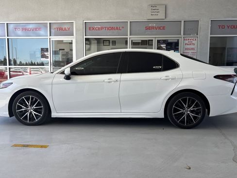 Used 2024 Toyota Camry SE FWD image 6