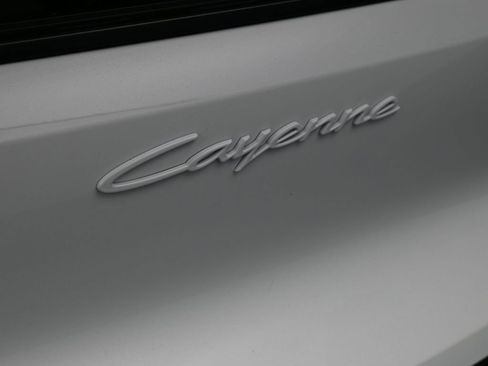 Certified 2025 Porsche Cayenne AWD/4WD image 8