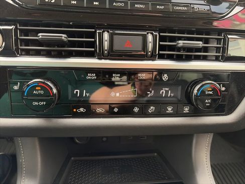 Certified 2024 Nissan Pathfinder SL image 17