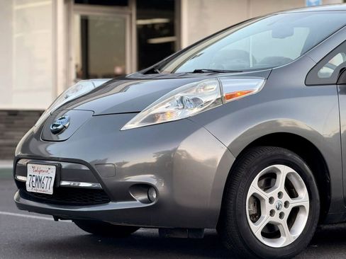Used 2014 Nissan Leaf SV w/ LED & Quick Charge Package FWD image 4