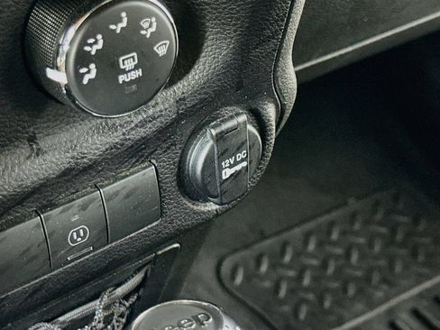 Used 2015 Jeep Wrangler Unlimited Rubicon AWD/4WD image 27