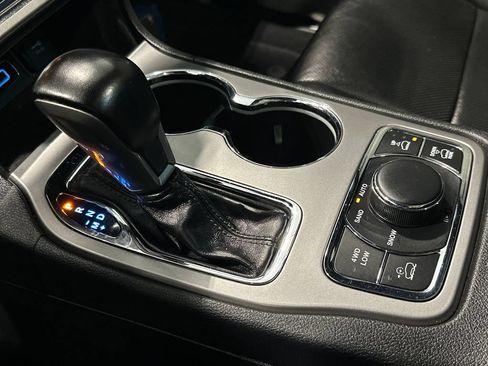 Used 2020 Jeep Grand Cherokee Overland AWD/4WD image 24