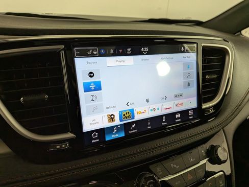 New 2026 Chrysler Pacifica Pinnacle w/ Trailer Tow Group AWD/4WD image 23