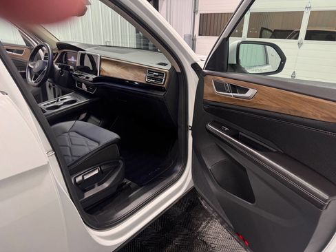 Used 2024 Volkswagen Atlas SE image 19