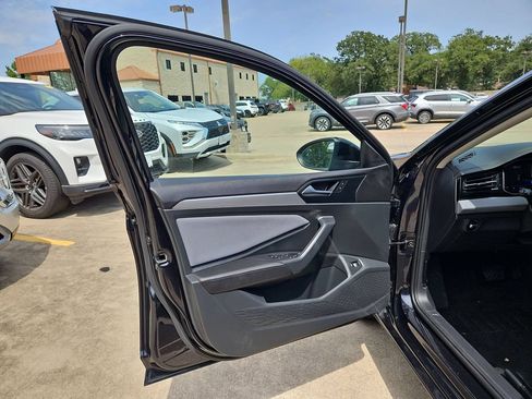 Used 2025 Volkswagen Jetta SE FWD image 11